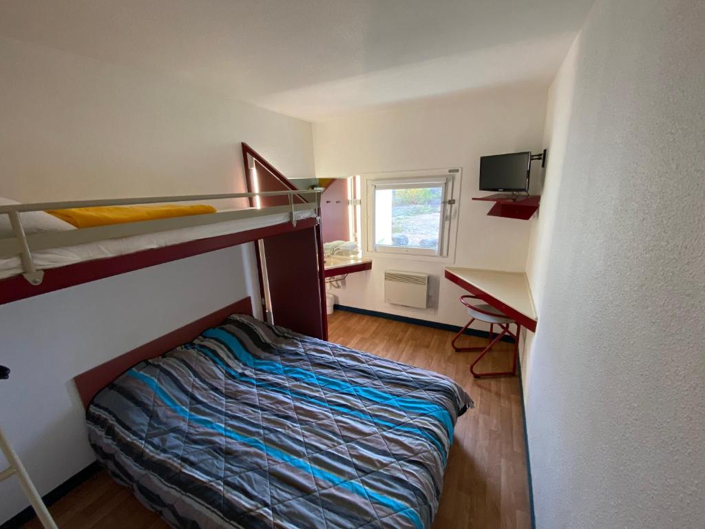ein Schlafzimmer mit einem Etagenbett und einem Schreibtisch in der Unterkunft Class'Eco Albi in Albi