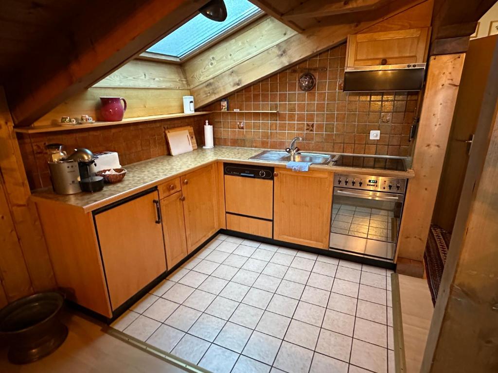 Kuchyň nebo kuchyňský kout v ubytování Dachwohnung mit Charme im Haus Luchre, Zermatt