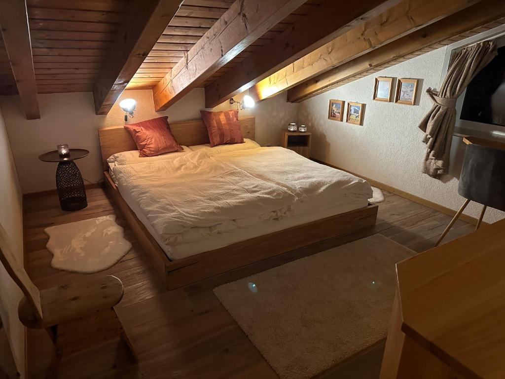 Postel nebo postele na pokoji v ubytování Dachwohnung mit Charme im Haus Luchre, Zermatt