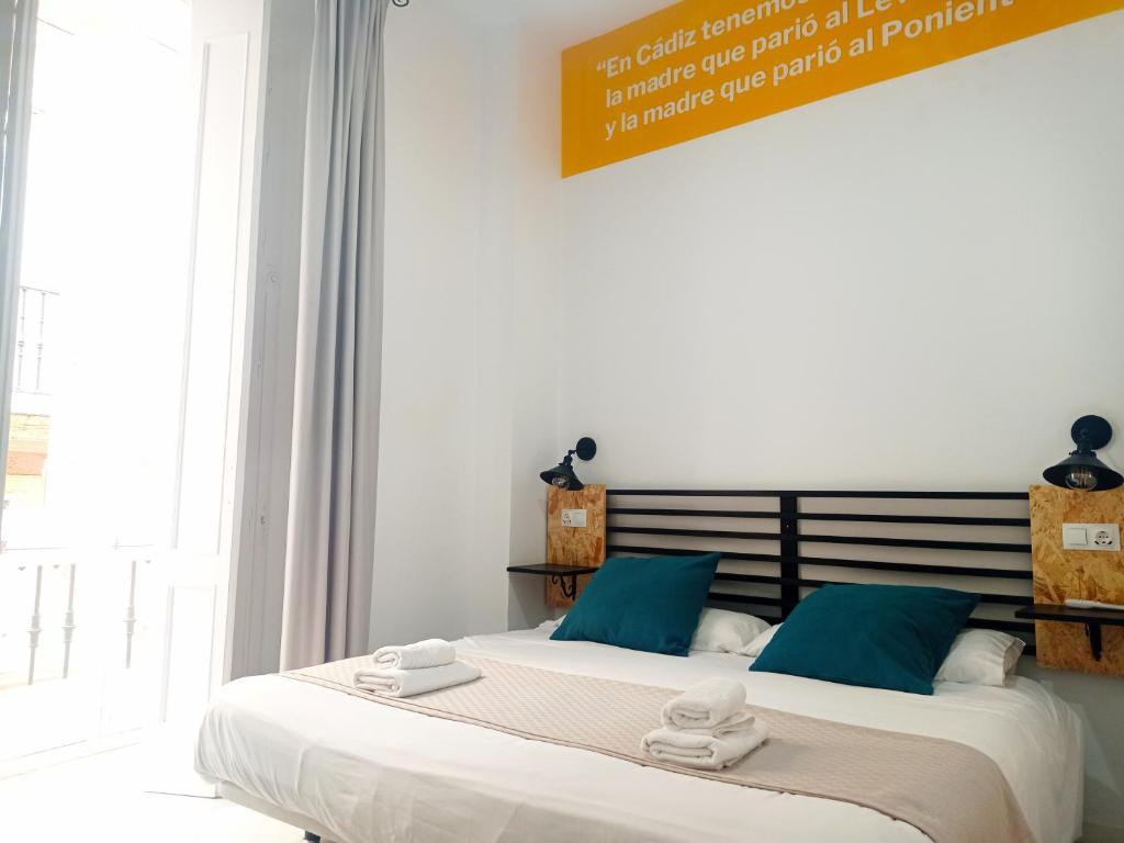 Posteľ alebo postele v izbe v ubytovaní Planeta Cadiz Hostel