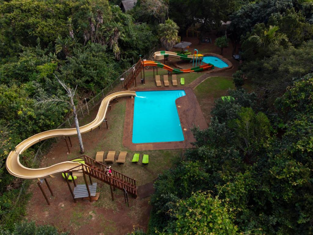 einen Luftblick auf einen Wasserpark mit Rutsche in der Unterkunft Mtunzini Forest Lodge Self Catering Resort in Mtunzini