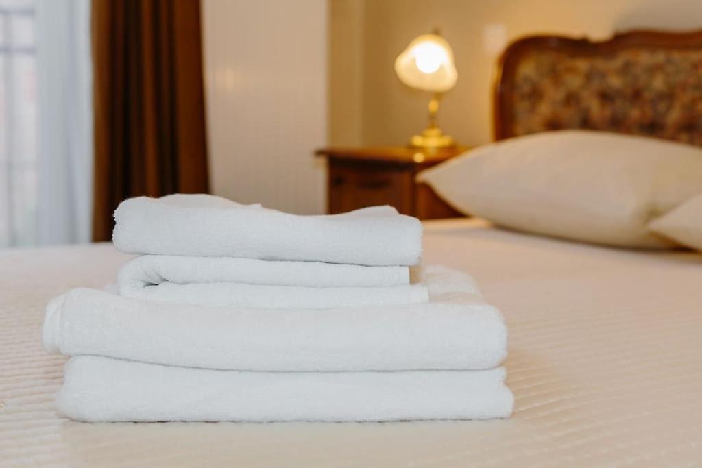 En eller flere senge i et værelse på Luxury Old Town Apartment