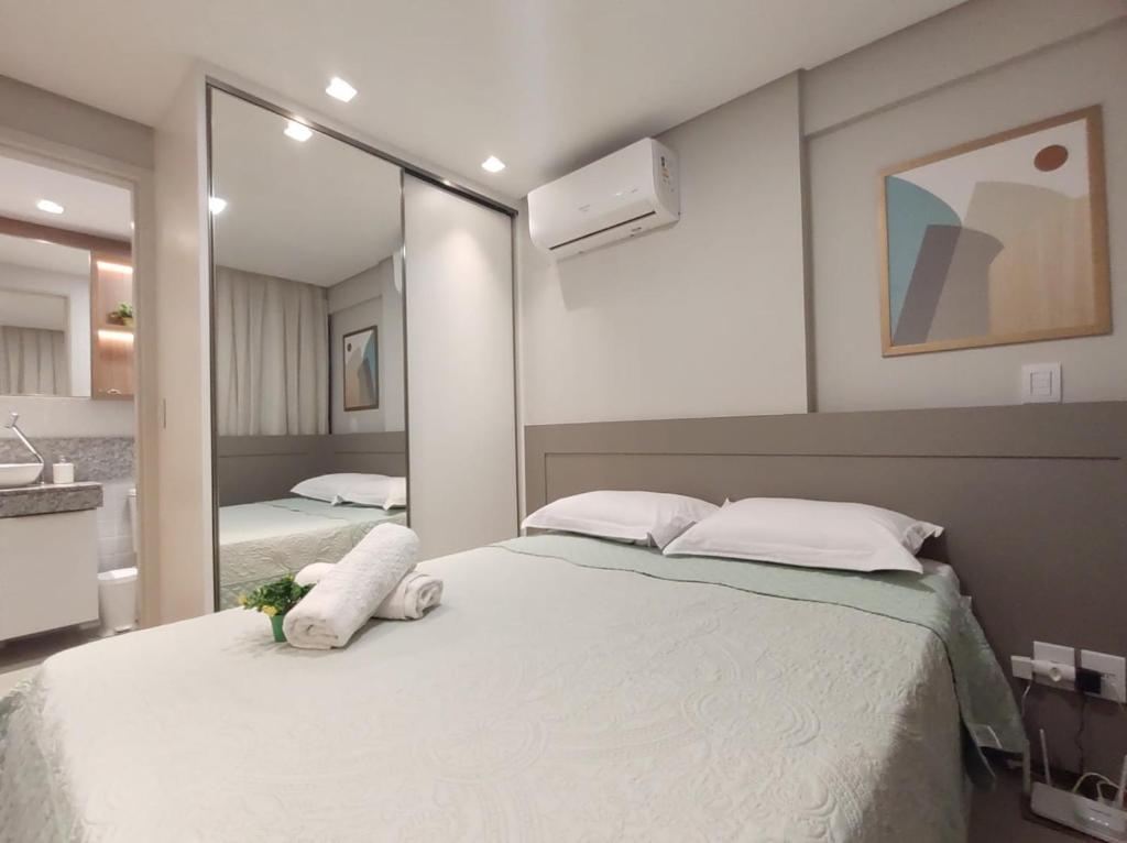 1 dormitorio con 1 cama blanca grande y espejo en Rio Park Avenue Number 2 - By TRH Invest en Recife