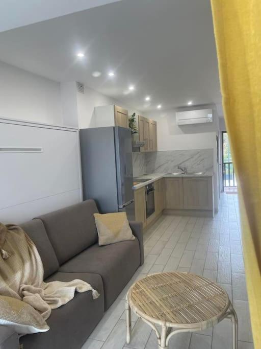 Kuchnia lub aneks kuchenny w obiekcie "Le 63 aux Charmettes" Au Brusc Vue Mer Parking Wifi etc inclus
