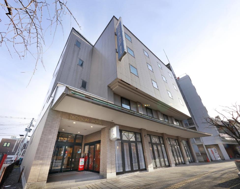 un edificio sul lato di una strada di Blossom Hotel Hirosaki a Hirosaki