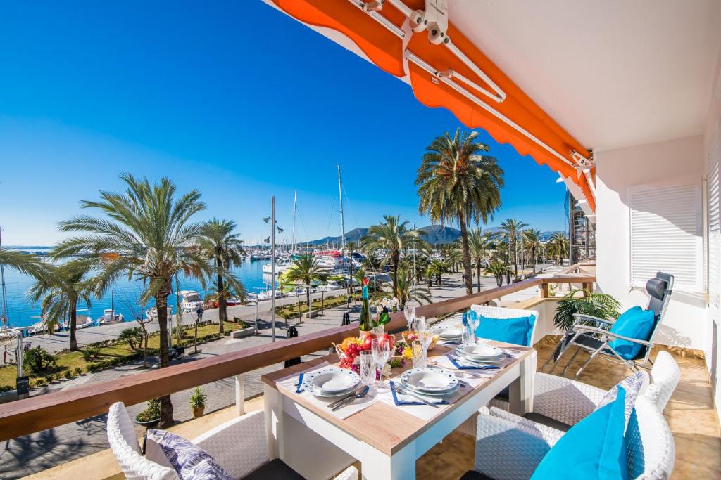 阿爾庫迪亞的住宿－Ideal Property Mallorca - Butterfly，海景阳台上的桌子