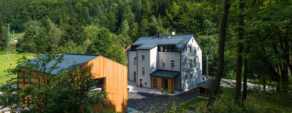een luchtzicht op een huis en een bos bij Apartmány Pstruží AP19 in Pstruží