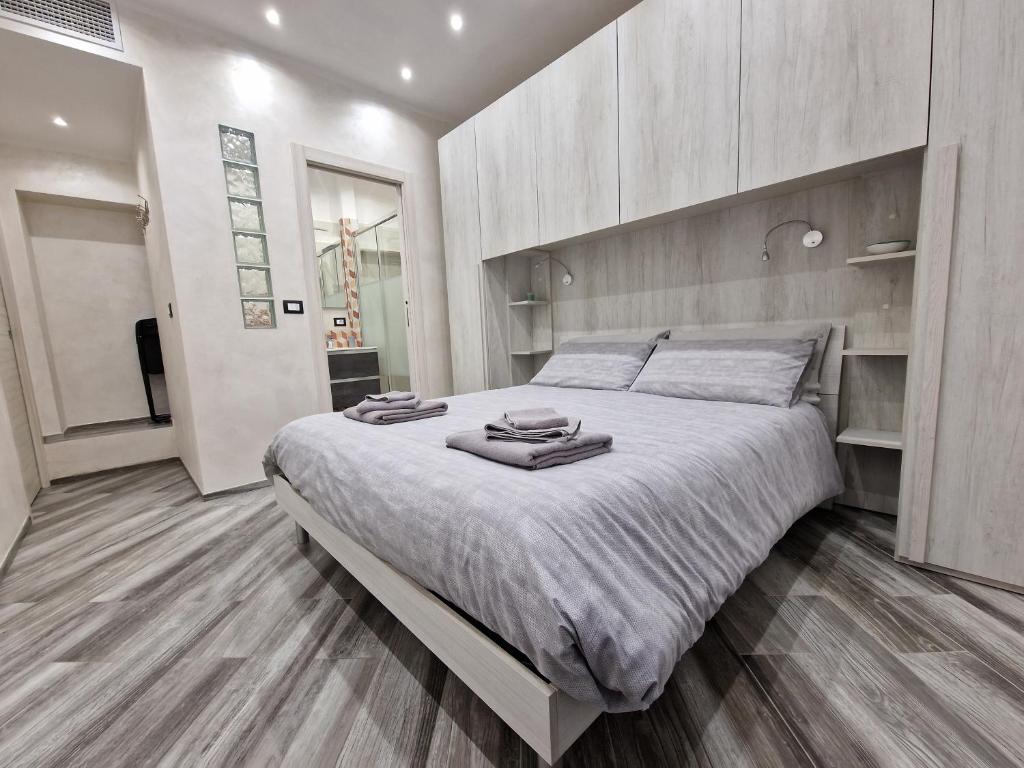 um quarto com uma cama grande e pisos em madeira em Appartamento in Piazza Vittorio Veneto con parcheggio, Torino em Turim