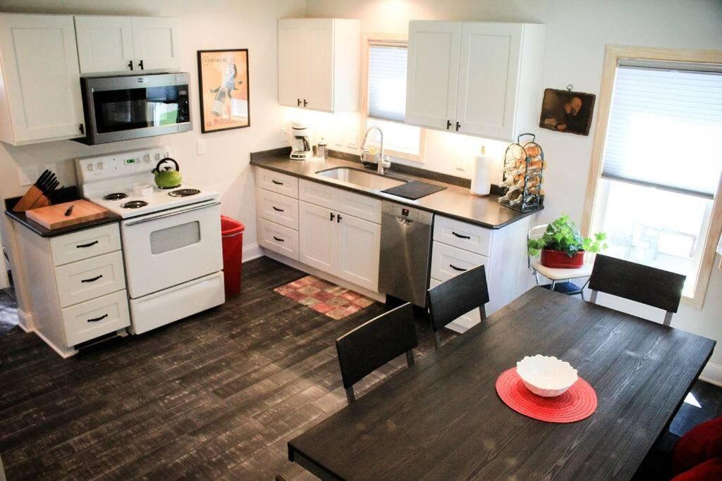 A kitchen or kitchenette at The Dollar House