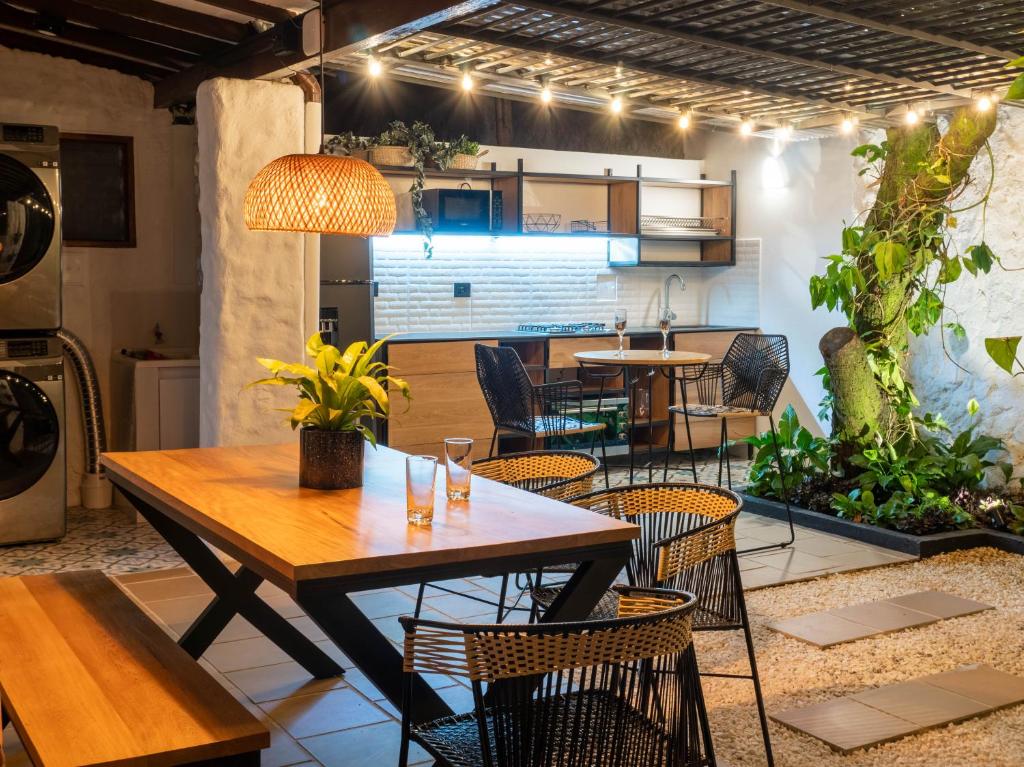 a dining room with a table and chairs at Casa Medallo in Medellín