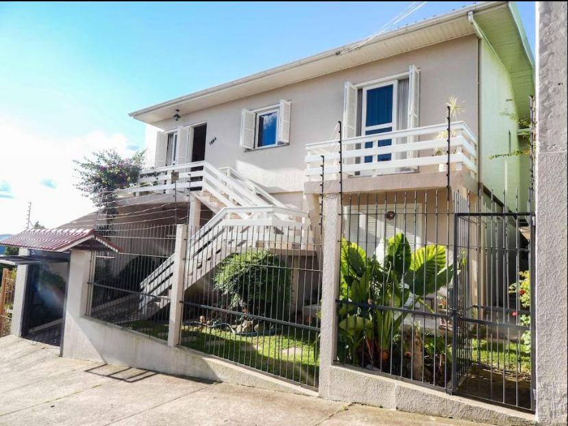 una casa con una recinzione di fronte di Casa Vista do Vale próxima ao Vale dos Vinhedos a Bento Gonçalves