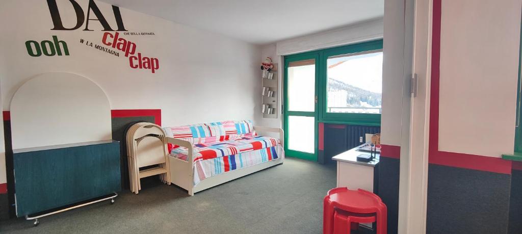 - une chambre pour enfants avec un lit et un bureau dans l'établissement Hostdomus - Modern Art Flat, à Sestrières