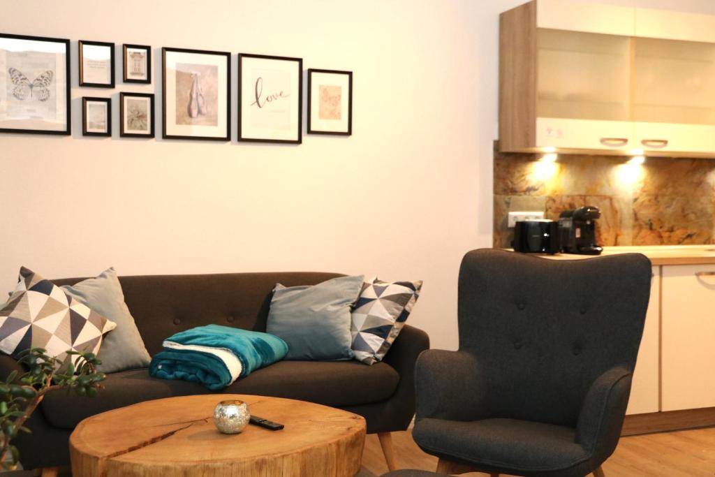 sala de estar con sofá y mesa de centro en Seeblick25 - Apartments - Balkony - WIFI - Great View - New & Modern en Winterberg