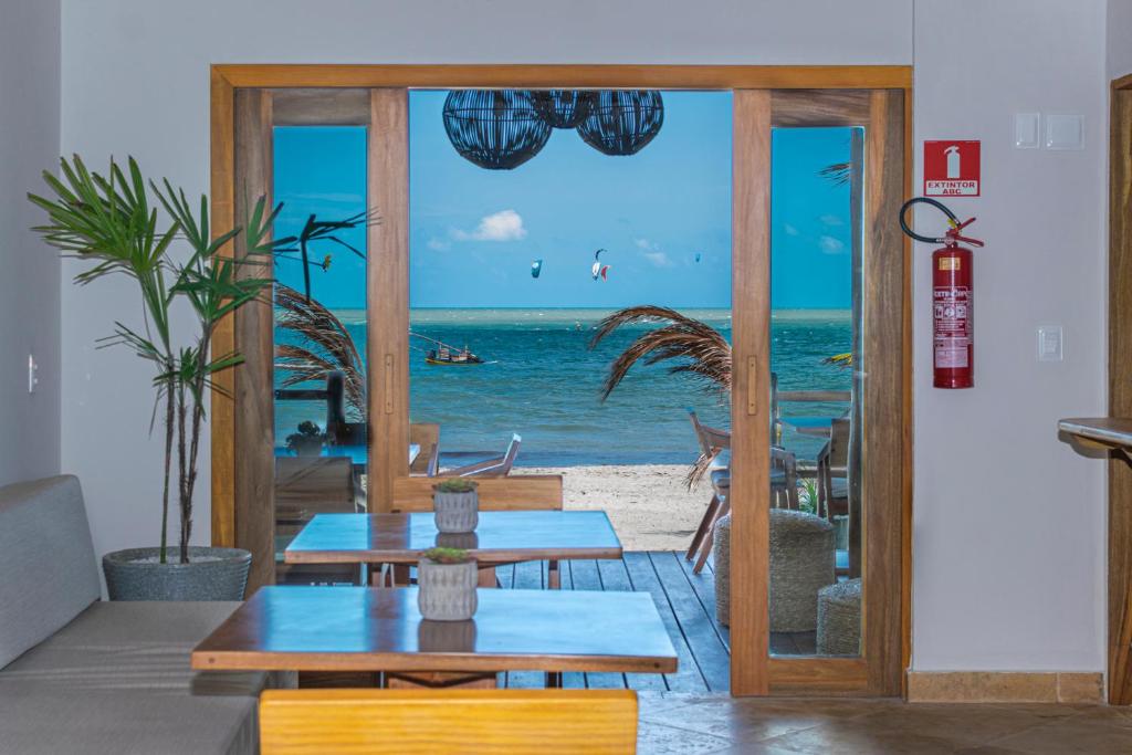 a dining room with a view of the beach at Pousada Preamar in Prea