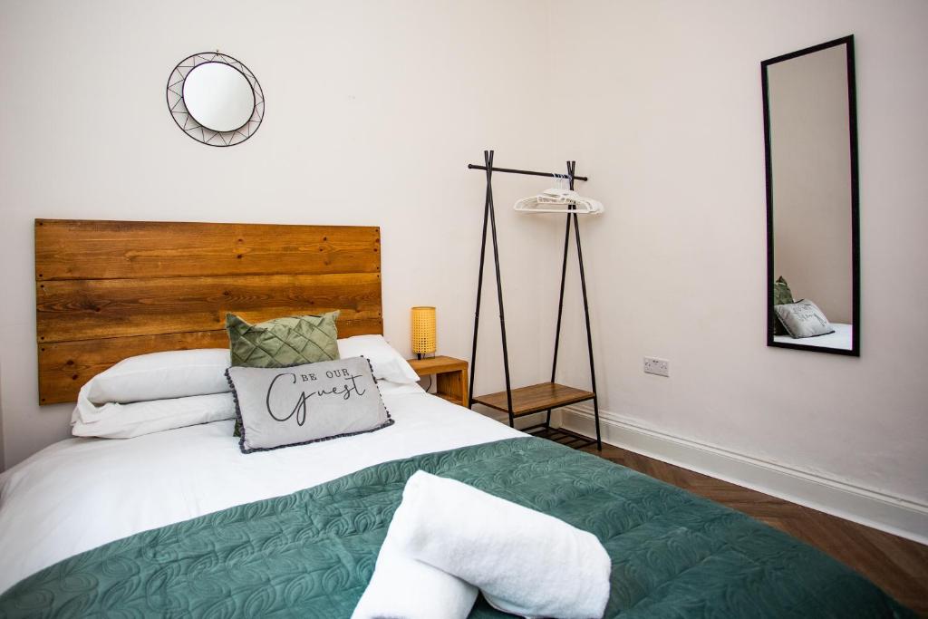 una camera da letto con un letto con un cuscino sopra di Pine Street Home by #ShortStaysAway a Willington Quay