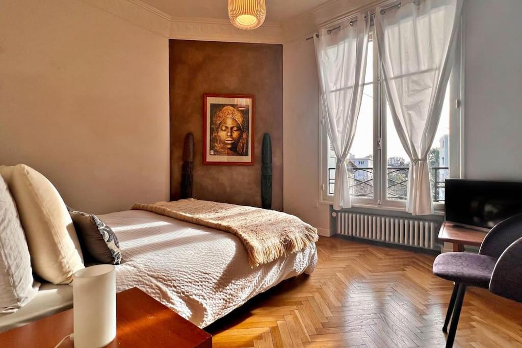 une chambre avec un lit et une grande fenêtre dans l'établissement Au Petit Bourgeois, à Nice