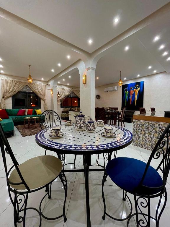 een tafel en stoelen in de woonkamer bij Stay In Fez in Fès