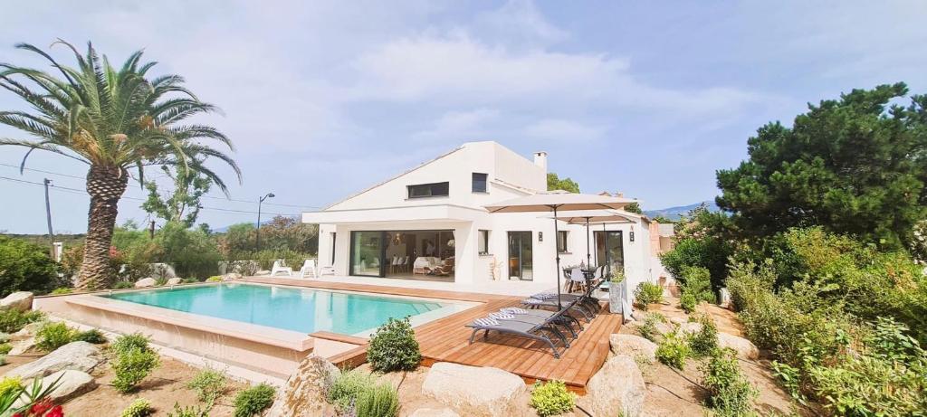 een villa met een zwembad en een huis bij Villa Acqua 12 pers piscine chauffée accès direct plage in Lecci