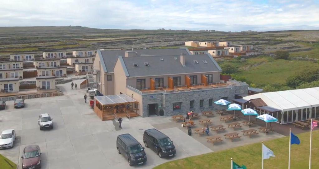 eine Luftansicht eines Gebäudes mit einem Parkplatz in der Unterkunft Aran Islands Hotel in Kilronan