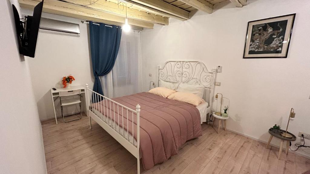 um quarto com uma cama branca e uma secretária em Ankon Apartment Suite Don Gioia em Ancona