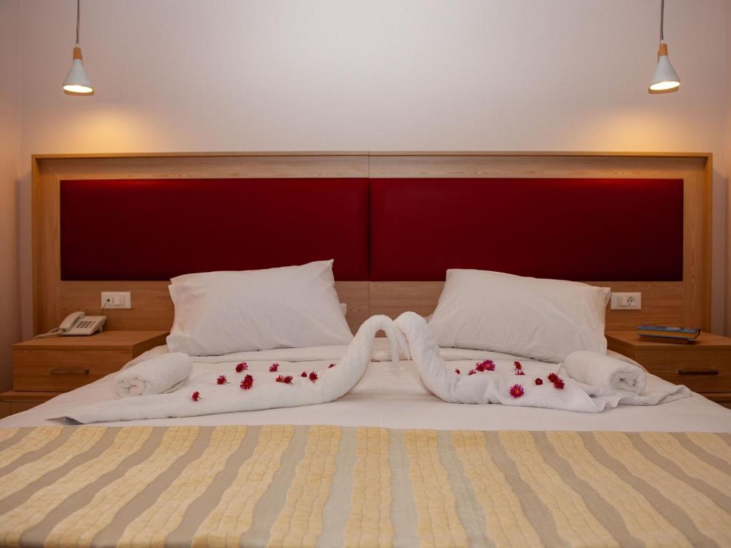 Postel nebo postele na pokoji v ubytování Filerimos Village Hotel