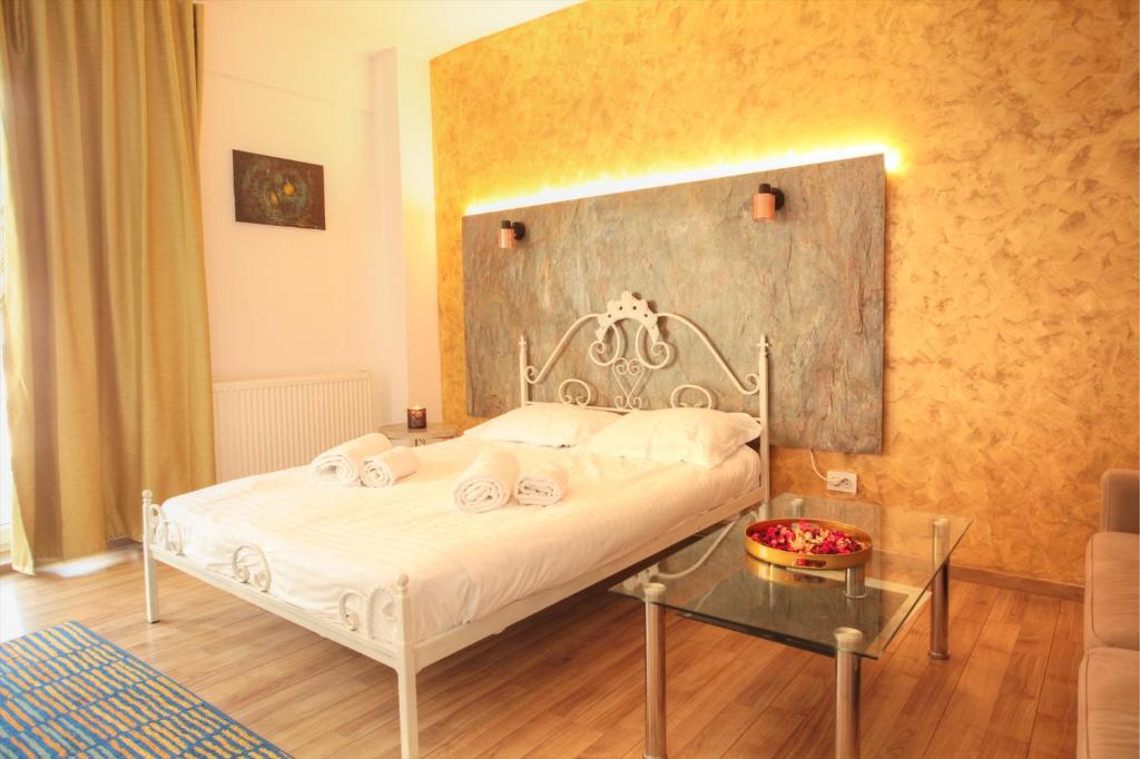 sypialnia z łóżkiem i szklanym stołem w obiekcie New Central Luxury Oasis w Klużu-Napoce