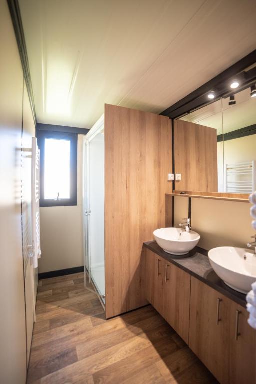 Camping du Sevron - Three-Bedroom Chalet