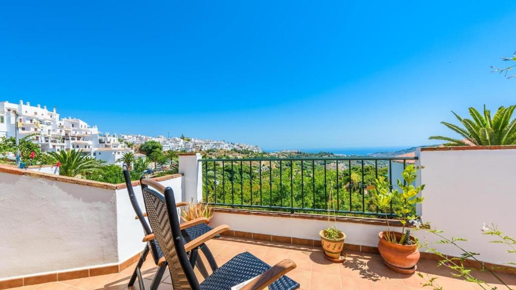 d'un balcon avec des chaises et une vue sur l'océan. dans l'établissement Casa Mari Frigiliana by Ruralidays, à Frigiliana