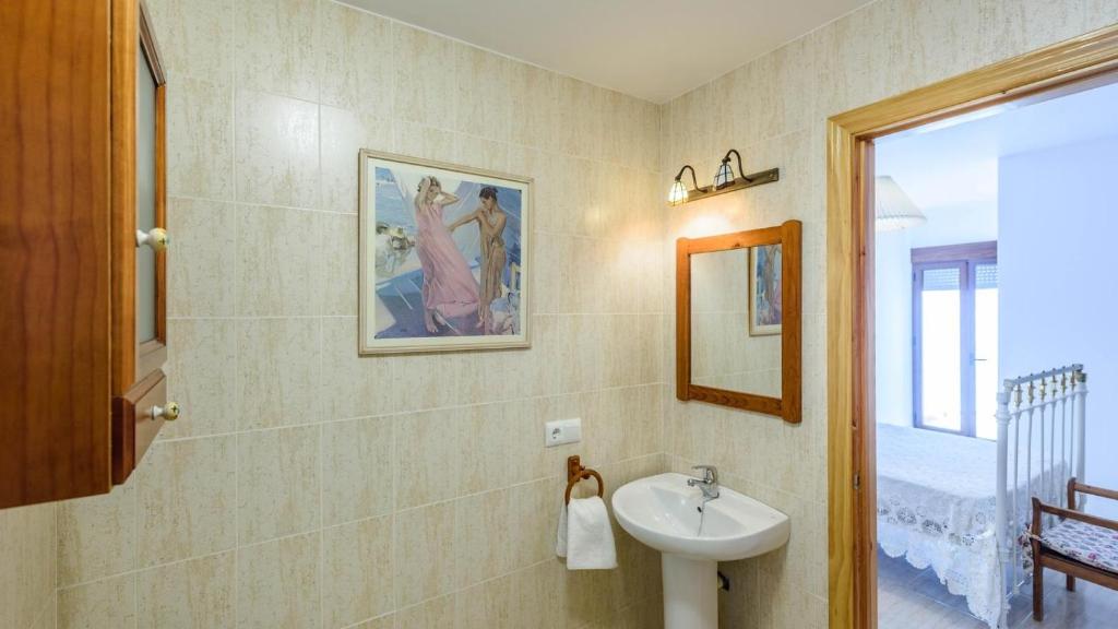 łazienka z umywalką i lustrem w obiekcie Casa Mari Frigiliana by Ruralidays w mieście Frigiliana