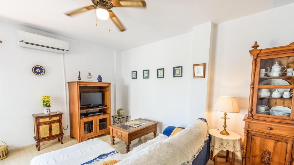 Telewizja i/lub zestaw kina domowego w obiekcie Casa Mari Frigiliana by Ruralidays