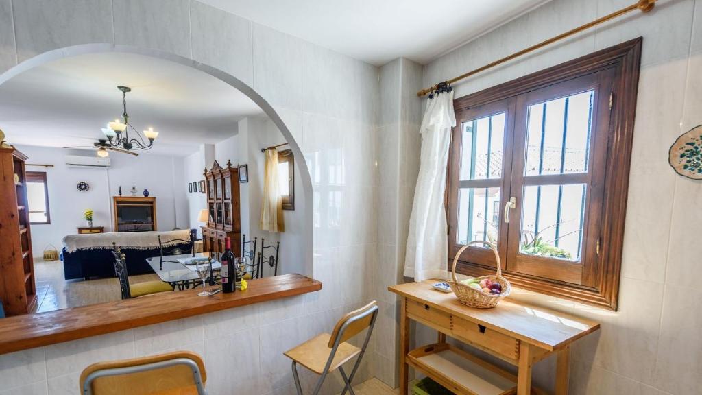 salon ze stołem i lustrem w obiekcie Casa Mari Frigiliana by Ruralidays w mieście Frigiliana