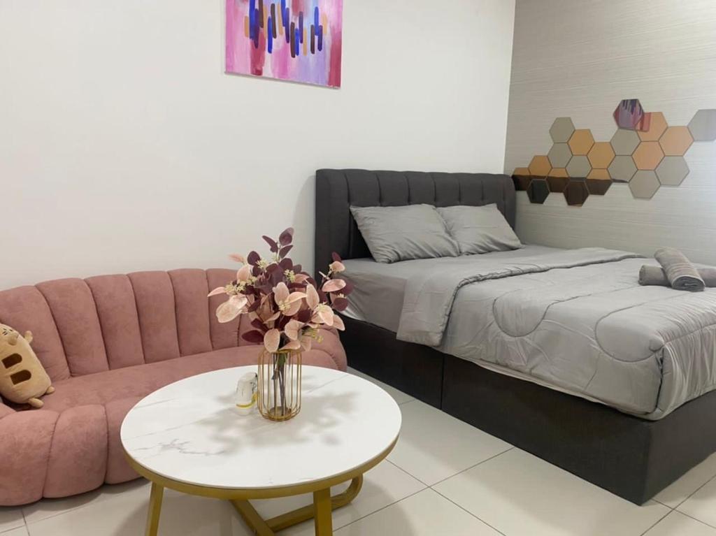 Postel nebo postele na pokoji v ubytování Teega Suites, Puteri Harbour, Iskandar Puteri