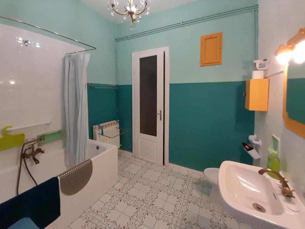 y baño con bañera y lavamanos. en Casa Antica - Historical apartment in old city center, en Trieste