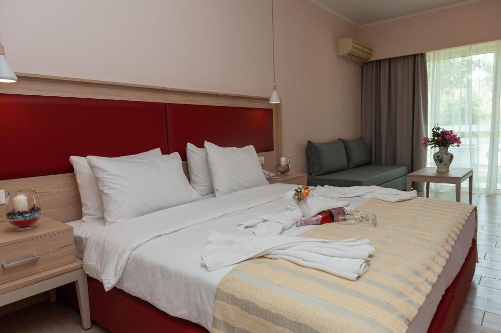 Postel nebo postele na pokoji v ubytování Filerimos Village Hotel