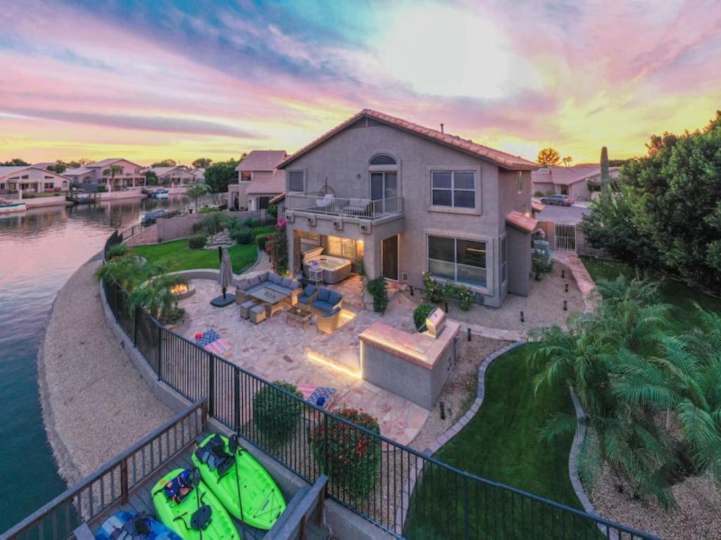 Elegant Lakeside Property with Hot tub and Private yard, Peoria