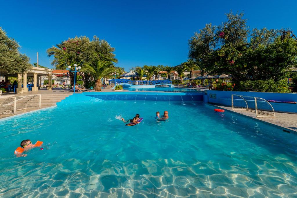 Bazén v ubytování Filerimos Village Hotel nebo v jeho okolí