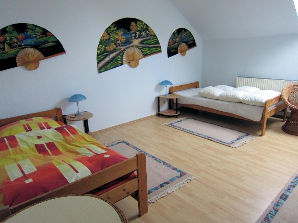 ハノーファーにあるComfortable apartment - Laatzenのベッドルーム1室(ベッド2台、ラグ2枚付)