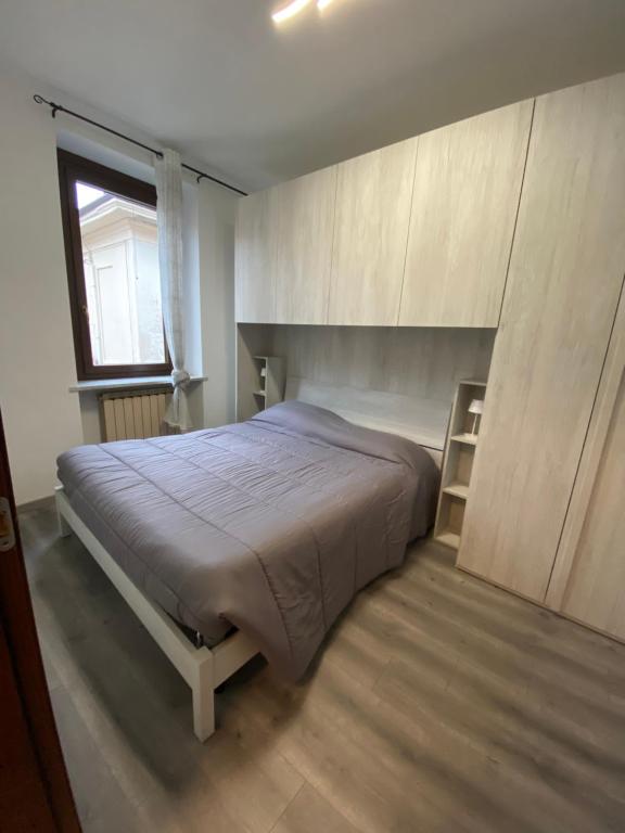 1 dormitorio con cama y ventana en Casale City, en Casale Monferrato