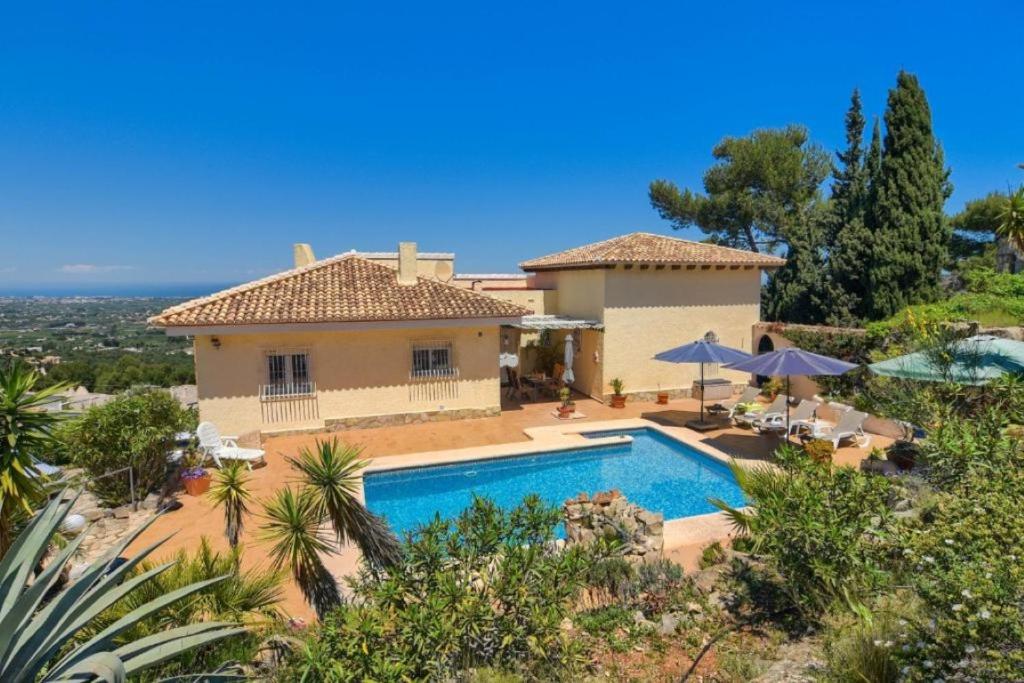 Casa Koko في Muntanya la Sella: منزل مع حوض سباحة أمامه