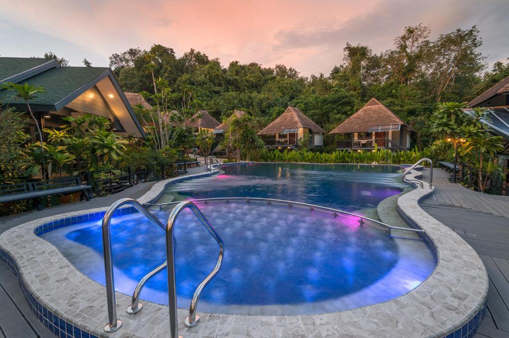 una piscina en un complejo en Loy Chalet en Klong Muang Beach