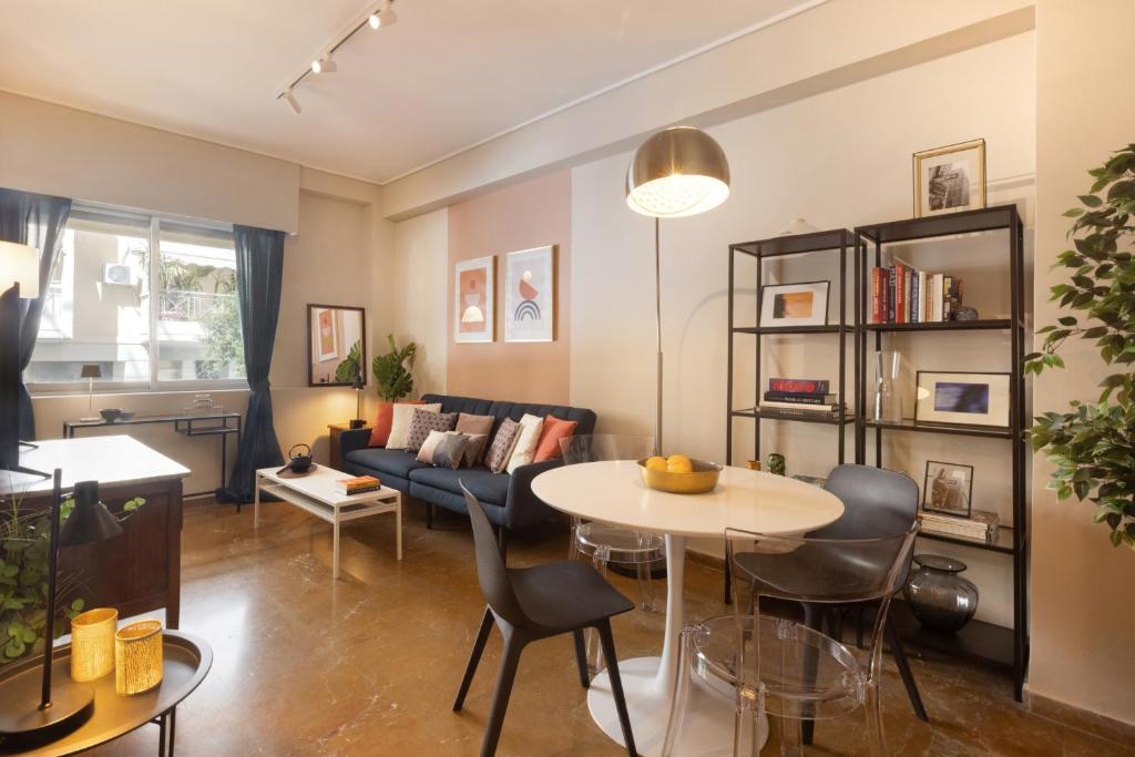 - un salon avec un canapé et une table dans l'établissement Marina Zeas apartment by the sea, au Pirée