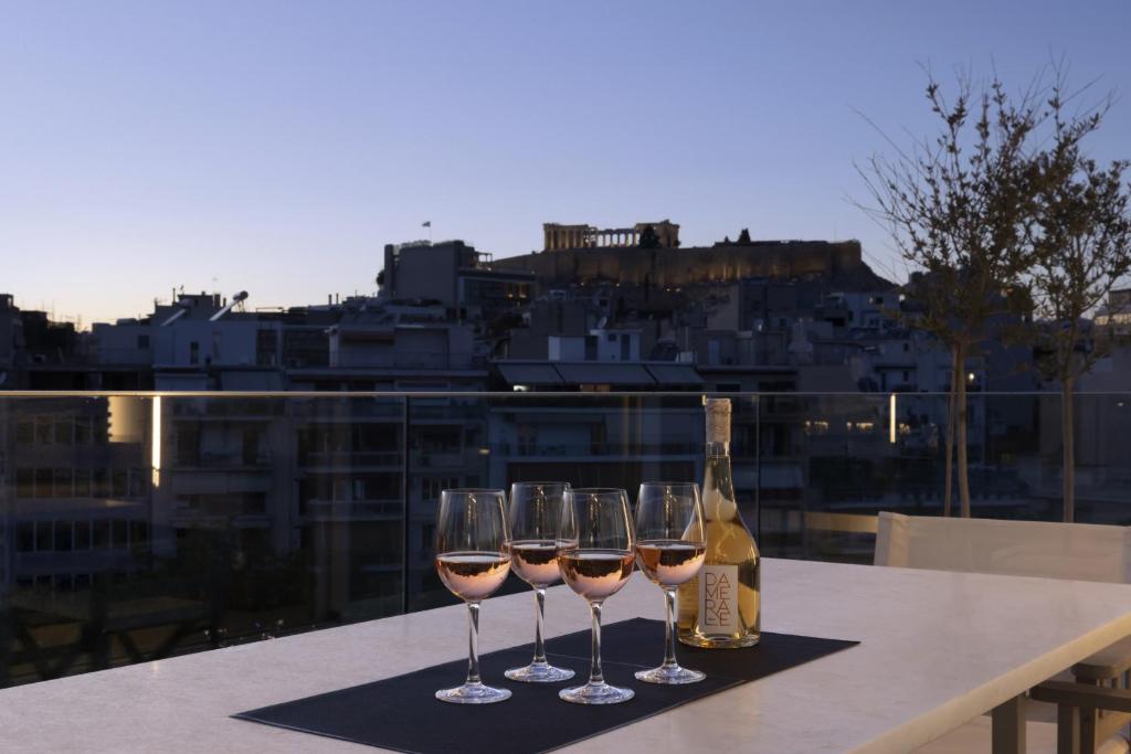 Nápoje v ubytovaní Über Lux 2 BR New Penthouse with Acropolis View