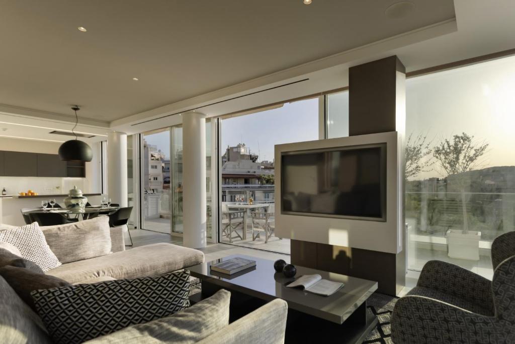 Televízia a/alebo spoločenská miestnosť v ubytovaní Über Lux 2 BR New Penthouse with Acropolis View