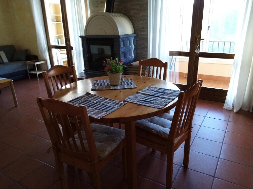 een houten eettafel met stoelen en een open haard bij Casa Luca in Tremosine Sul Garda