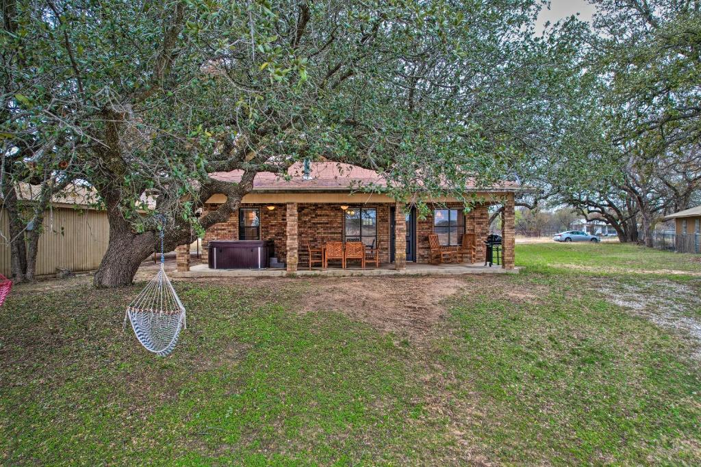 Waterfront Lake Brownwood Home with Hot Tub!, Lake Brownwood Updated