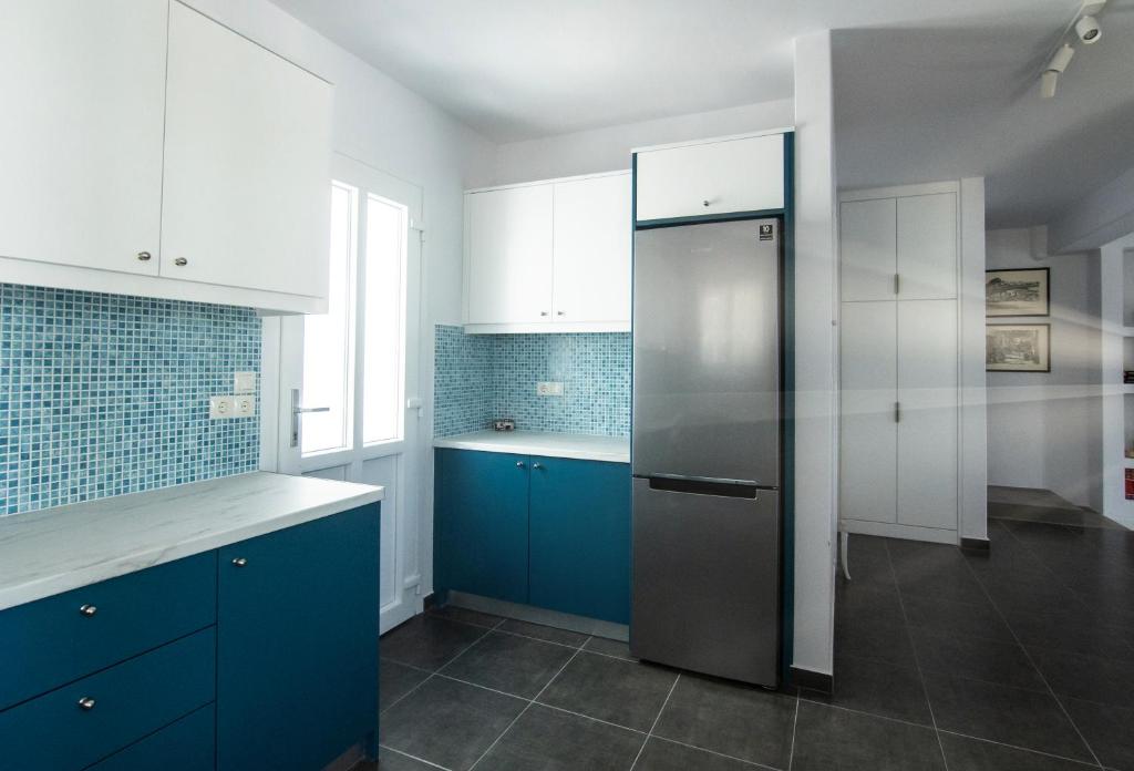 Кухня или мини-кухня в Vassiliki Residence Skyros Island
