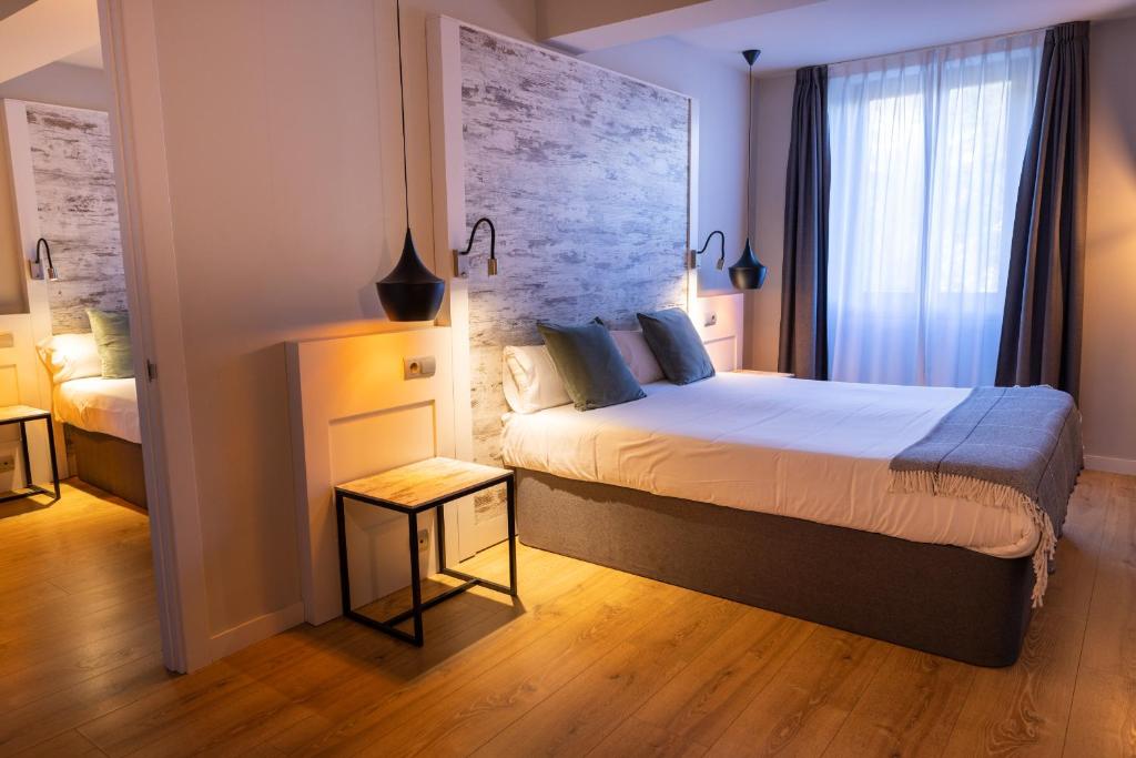 Postel nebo postele na pokoji v ubytování Hotel Cims de Camprodon