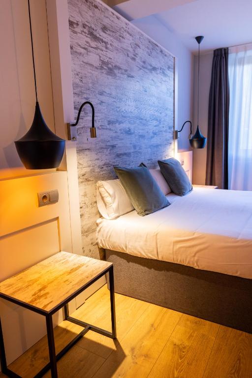 Postel nebo postele na pokoji v ubytování Hotel Cims de Camprodon