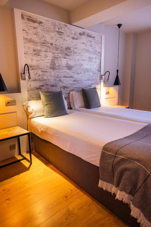 Postel nebo postele na pokoji v ubytování Hotel Cims de Camprodon