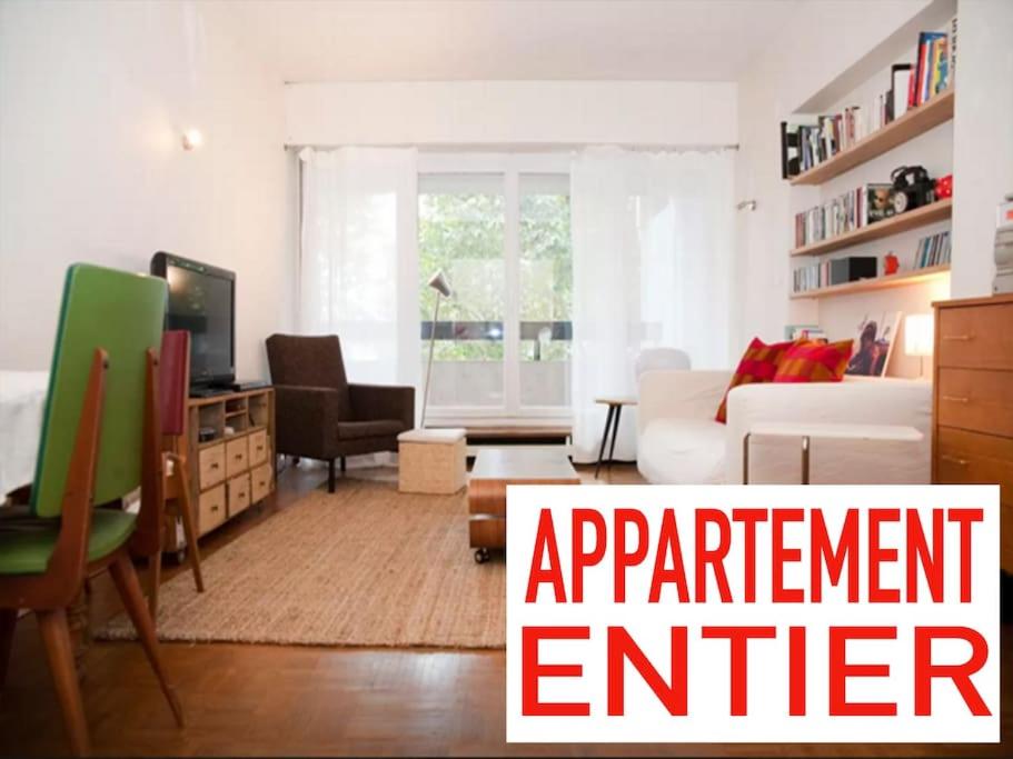 - un salon avec un canapé et un salon donnant sur l'intérieur de l'appartement dans l'établissement HEY PARIS Entire apartment, à Paris